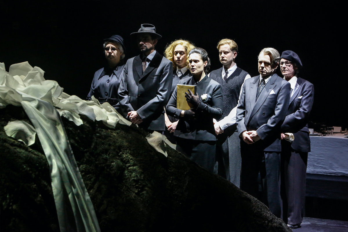 Bruder Eichmann / Geschwister Eichmann – Theater Oberhausen – Kathrin  Mädler verzahnt eindrücklich Stücke von Heinar Kipphardt und Lukas Hammerstein über Adolf Eichmann